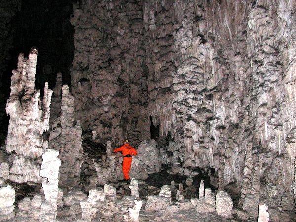 Srednja Stijena Cave