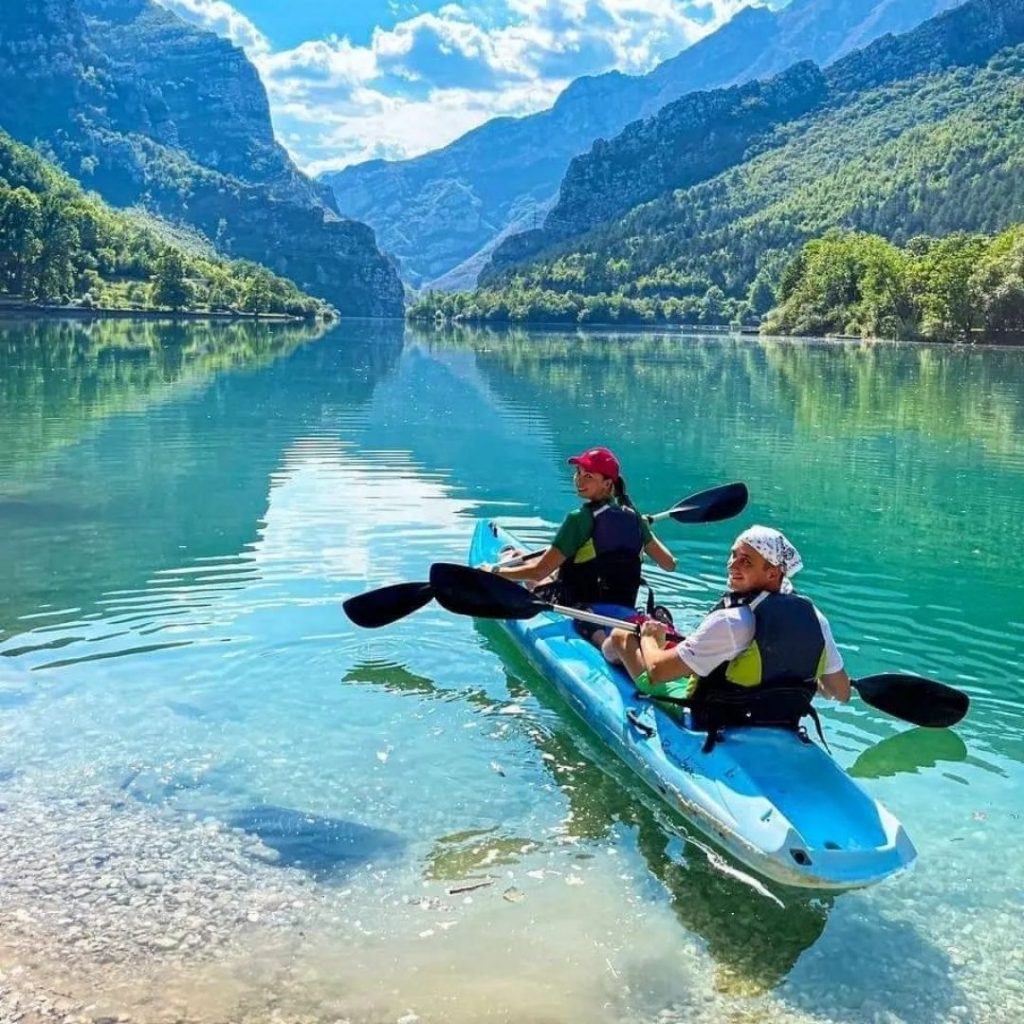Discover Jablanica, where the majestic peaks of Čvrsnica and Prenj beckon avid explorers to an exhilarating adventure. Engage in adrenaline-pumping activities like kayak and canoe safaris on the Neretva River, or unwind in the serene surroundings of Jablanicko Lake. This tranquil oasis offers leisure activities such as fishing, boating, and swimming, providing a peaceful retreat amidst nature's beauty. For a culinary delight, savor succulent lamb at renowned spit restaurants, and explore Jablanica's rich history at the Museum of Battle for the Wounded on the Neretva. Consider the Glamping Bagrem for an immersive stay along Jablanicko Lake's banks. 